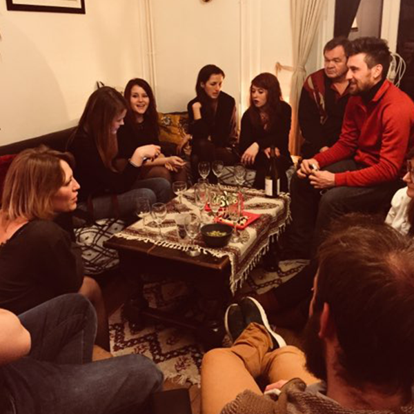 Un groupe partage un moment convivial avec les artistes après une représentation.