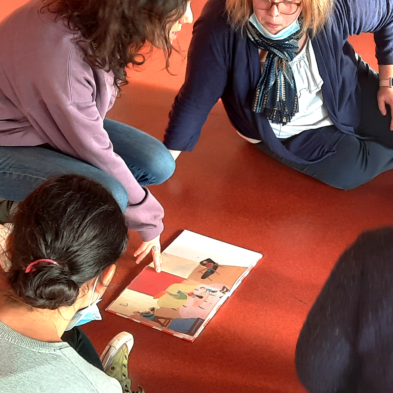 un groupe participe à un atelier avec l'autrice d'un livre