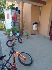 Photo de deux vélos d'enfant devant la cabine.