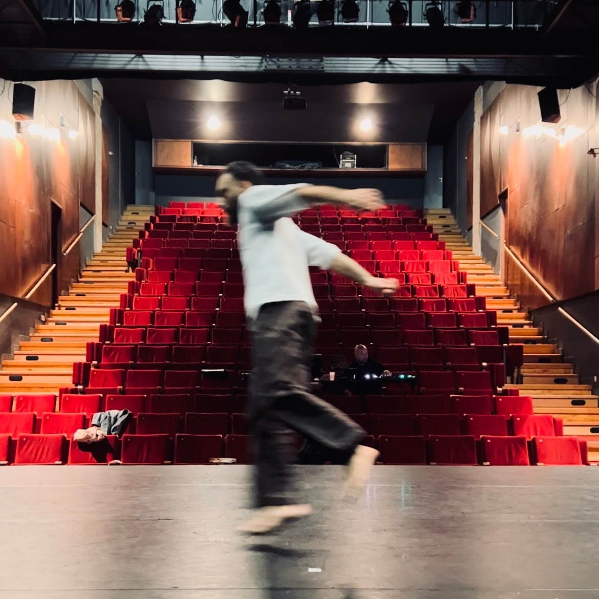 Le danseur danse du hip hop sur la scène du Théâtre Michel-Humbert de Langres.