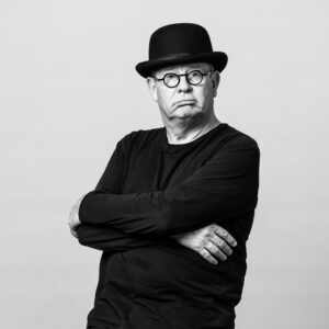 Le comédien a un visage sérieux.