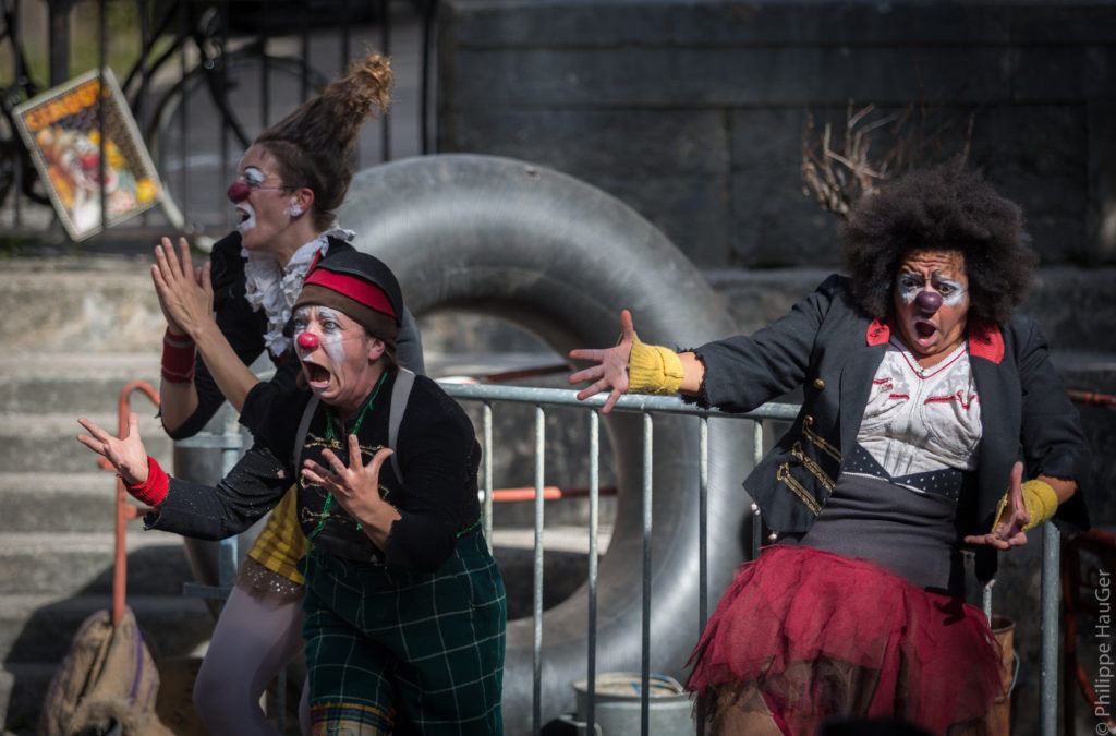 Tinta'mars-la_carotte_31021©Philippe_HauGer.jpg-21-1024x675 Les trois clowns sont sur scène.