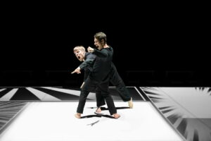 Un danseur esquive l'attaque de l'autre danseur.