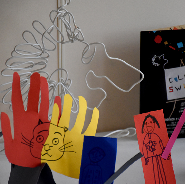 Photographie d'enfants lors de la restitution d'un atelier de pratique artistique.