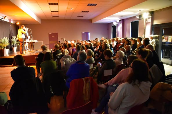 Photo du public à la salle des fêtes de Marac.