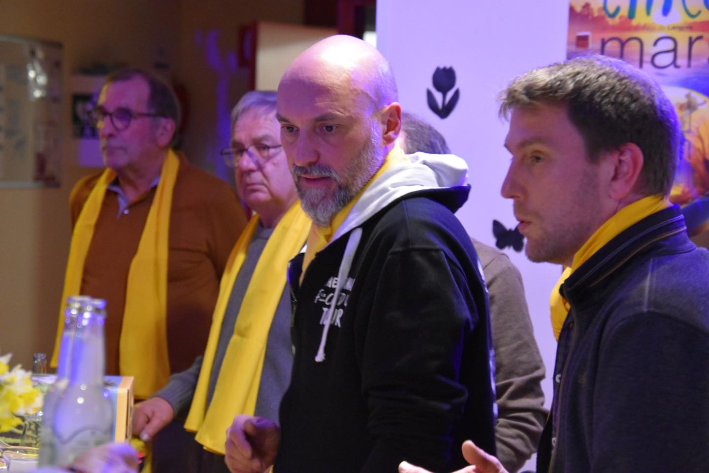Les bénévoles font le service au bar.