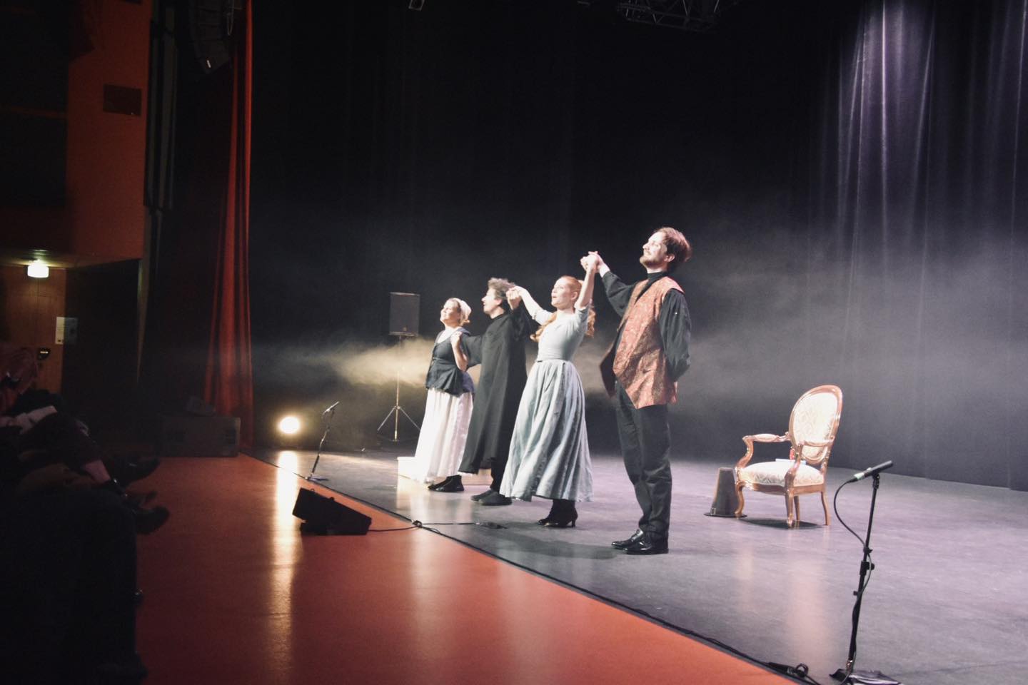 Comédiens du spectacle d'ouverture saluant le public.