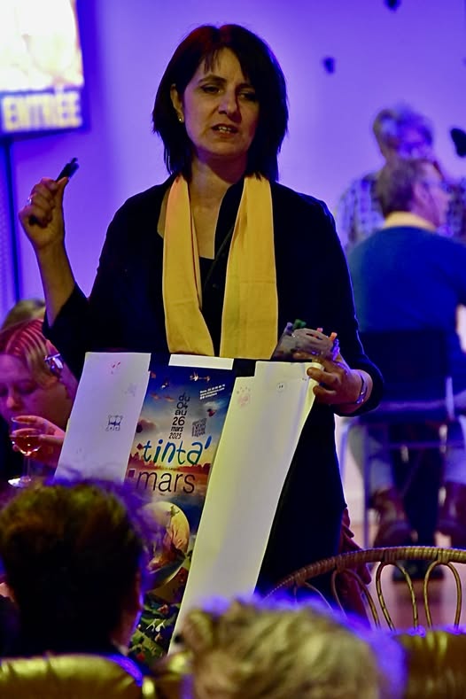La femme sandwich du festival, elle récupérai les états d'esprit des spectateurs.