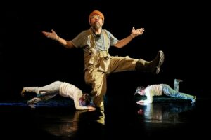 Les trois danseurs sont sur scène.