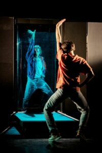 Les danseurs dansent face à face, donnant l'impression qu'il y a un hologramme.