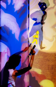 Ombre d'une marionnette projetée sur un panneau.