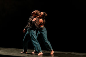 Deux danseuses dansent ensemble.