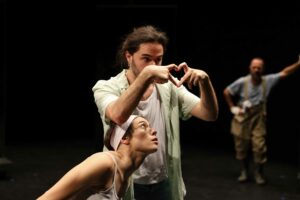Le danseur fait un cœur avec ses doigts.