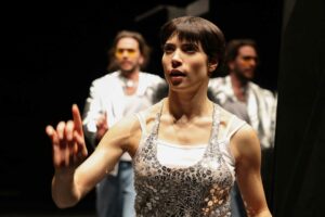 La danseuse fait semblant de cliquer avec son doigt dans les airs.