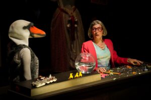 Une comédienne porte un masque de canard, la deuxième s'adresse à elle.