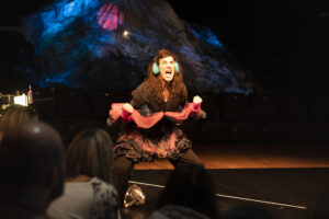 La comédienne crie sur scène.