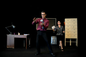 Le comédien jongle avec une boule de papier.