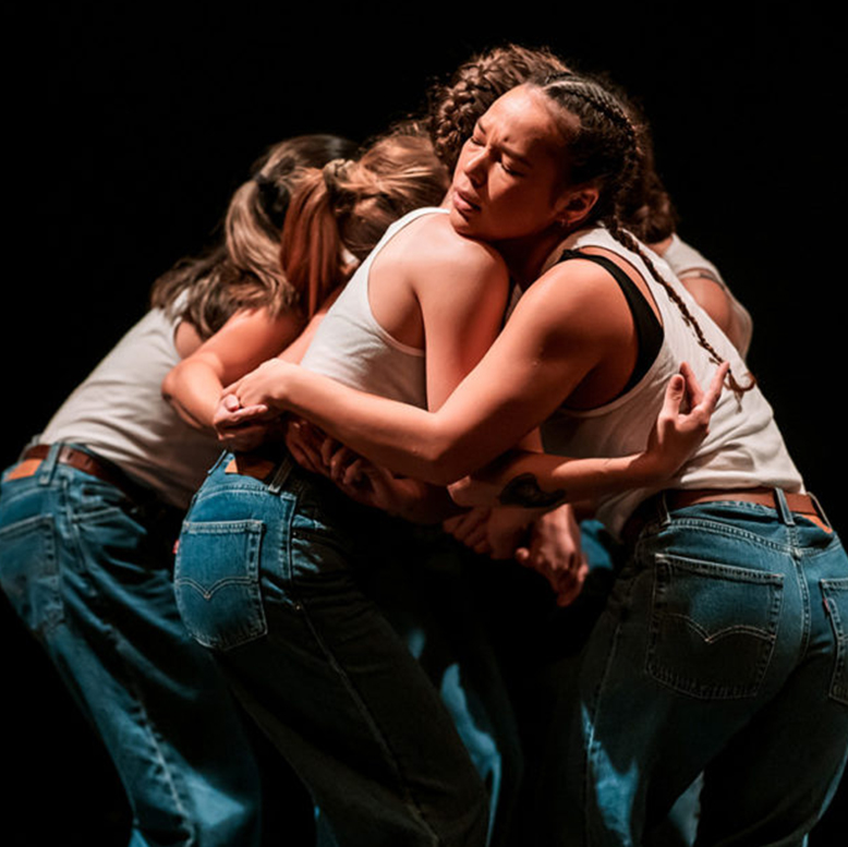 Les cinq danseuses s'enlacent.