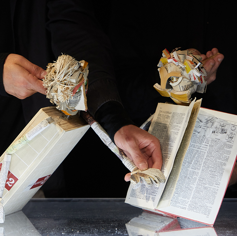 Les deux marionnettes sont en train de lire un livre.