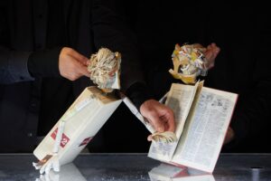 Les deux marionnette sont en train de lire un livre.