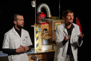 Les deux comédiens scientifiques sont devant leur machine appelée BibliOtron.