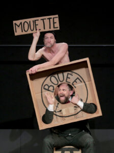 Le comédien nage avec une bouée et est survolé par une mouette, le tout en carton.