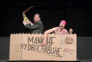 Les deux comédiens sont dans la Manche, représentée par un carton.