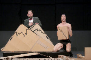 Les deux comédiens sont en montagne et croisent une marmotte.