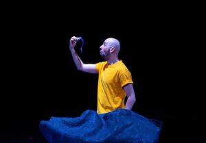 Le comédien découvre dans un coussin de la laine bleue.