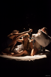 Les trois comédiennes font une bataille d'oreillers.