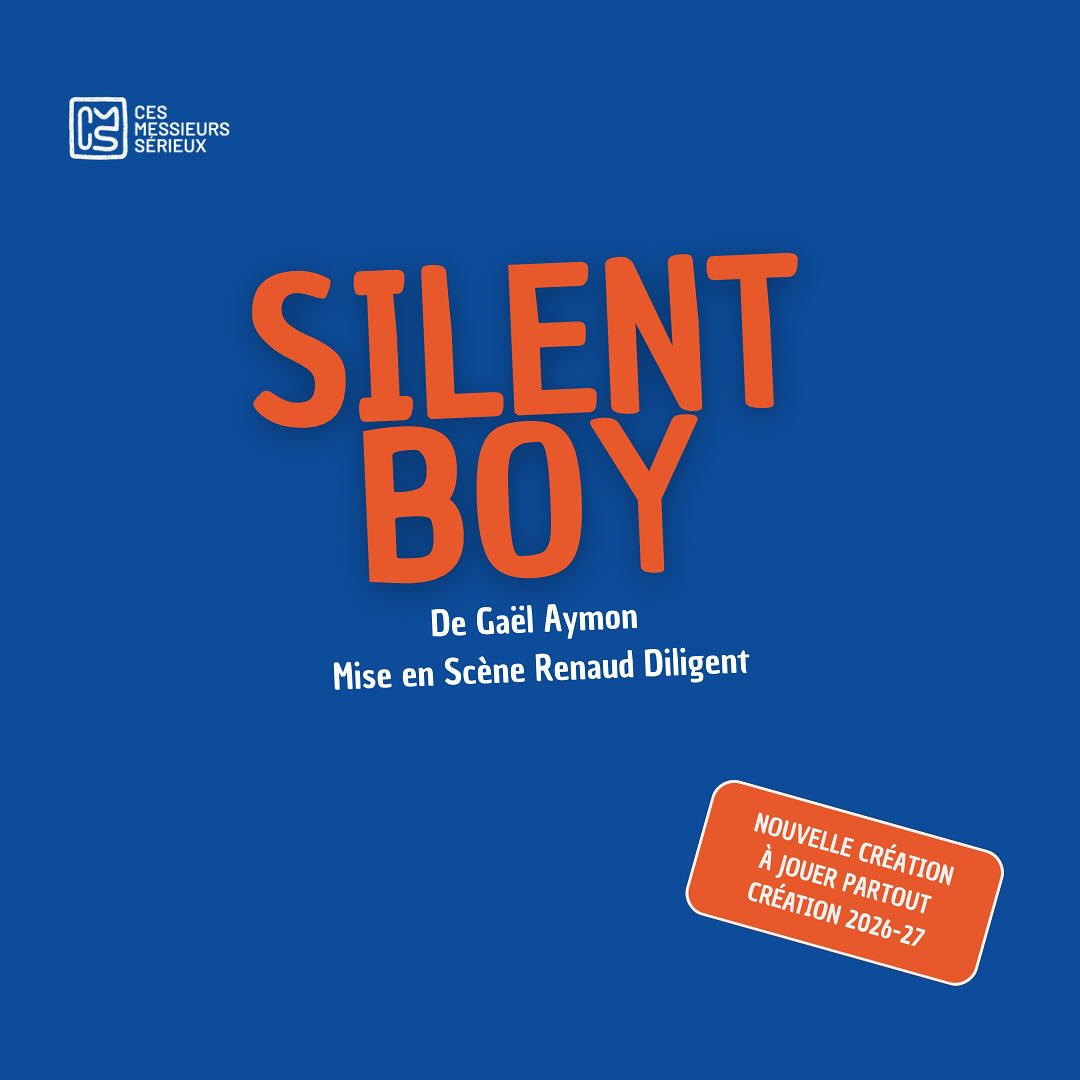 La danseuse s'appuie contre une valise verte et tient un appareil photo.