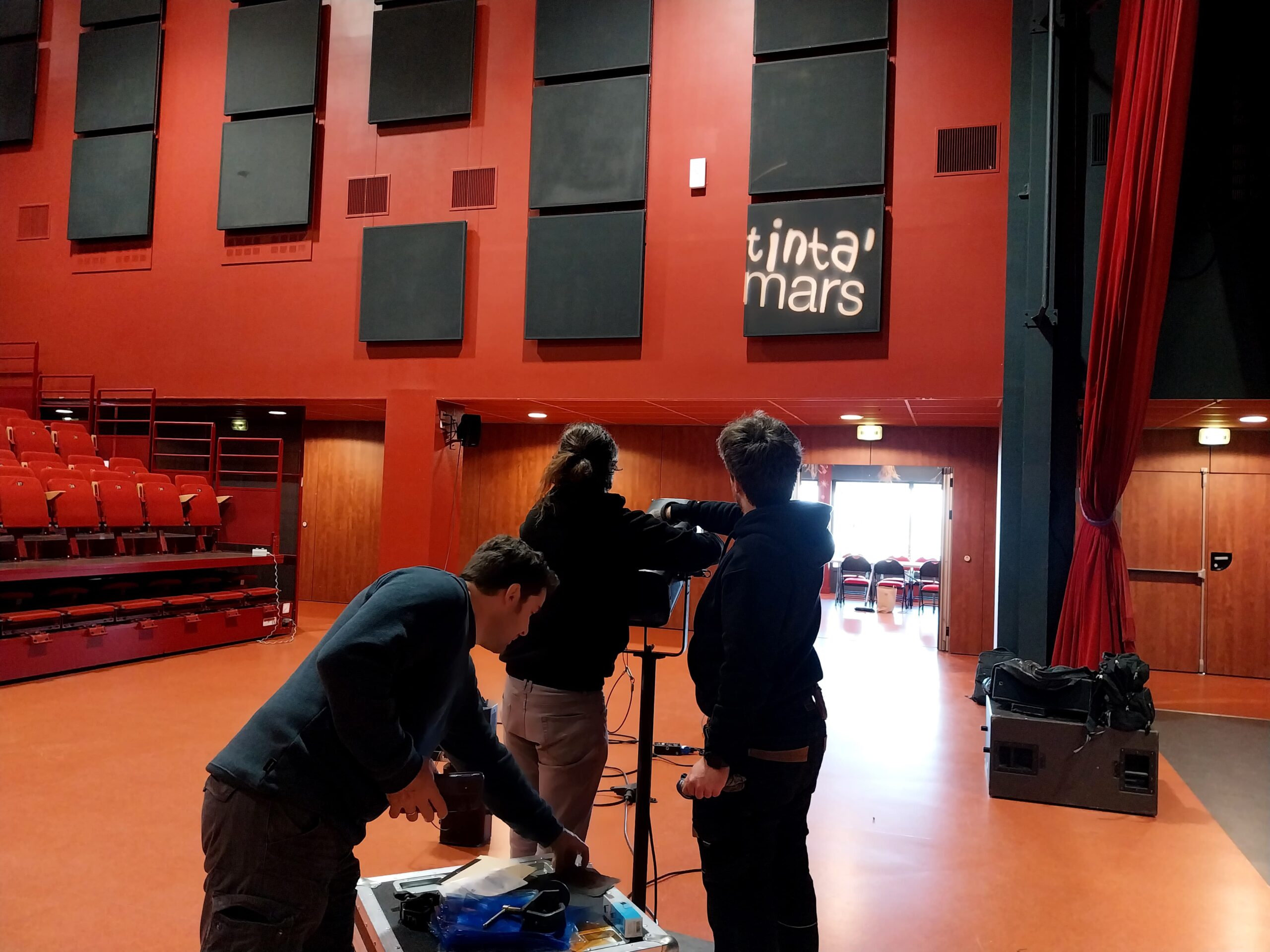 Photo des régisseurs installant le logo lumineux de Tinta'mars.