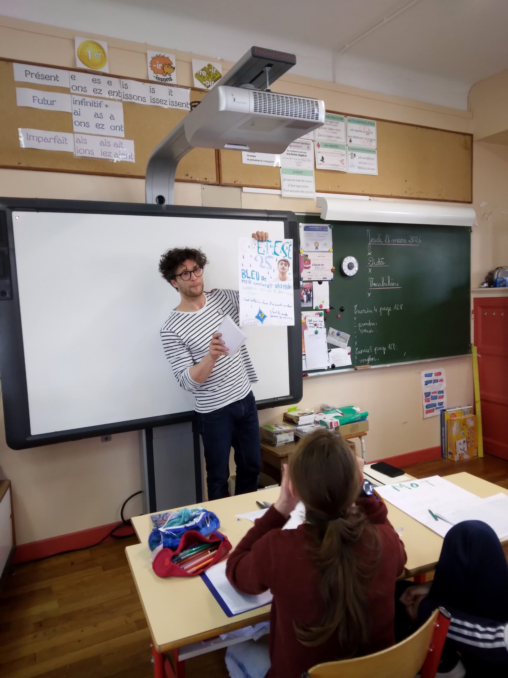 Photo d'un atelier d'écriture en classe après un spectacle.
