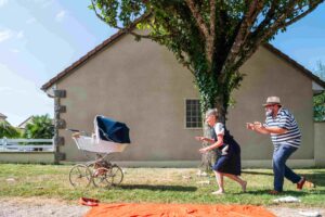 Les deux grands-parents essayent d'attraper la posusette.