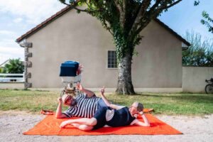 Les deux grands-parents prennent la pose, étendus sur le drap au sol.
