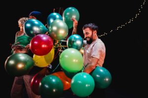 Les danseurs tiennent pleins de ballon de baudruche.