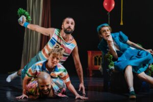 Les trois danseurs sont empilés les uns sur les autres.
