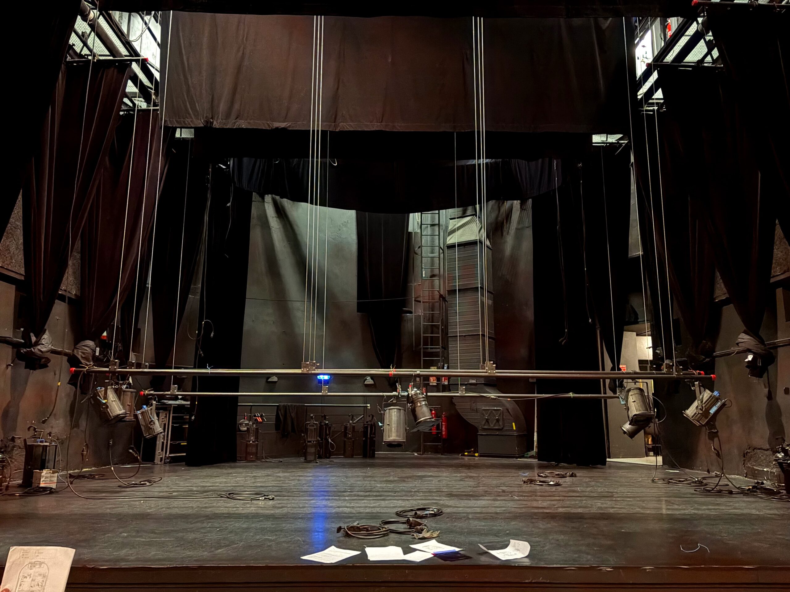 Photo du montage d'un spectacle au théâtre.