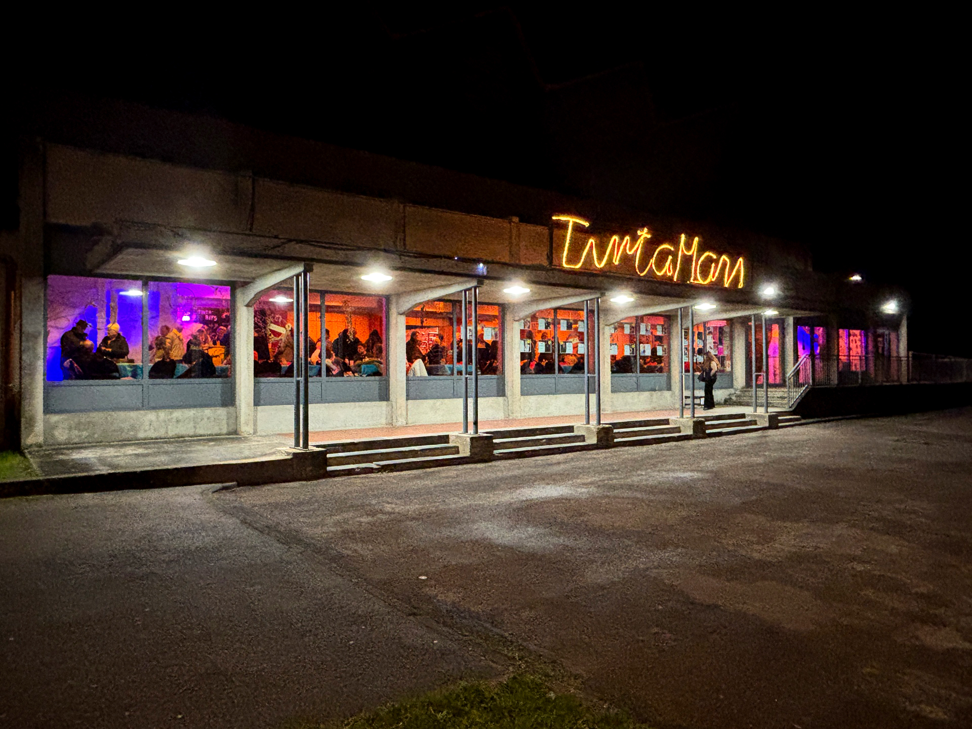 Photo de l'extérieur de la salle Jean-Favre un soir de spectacle.