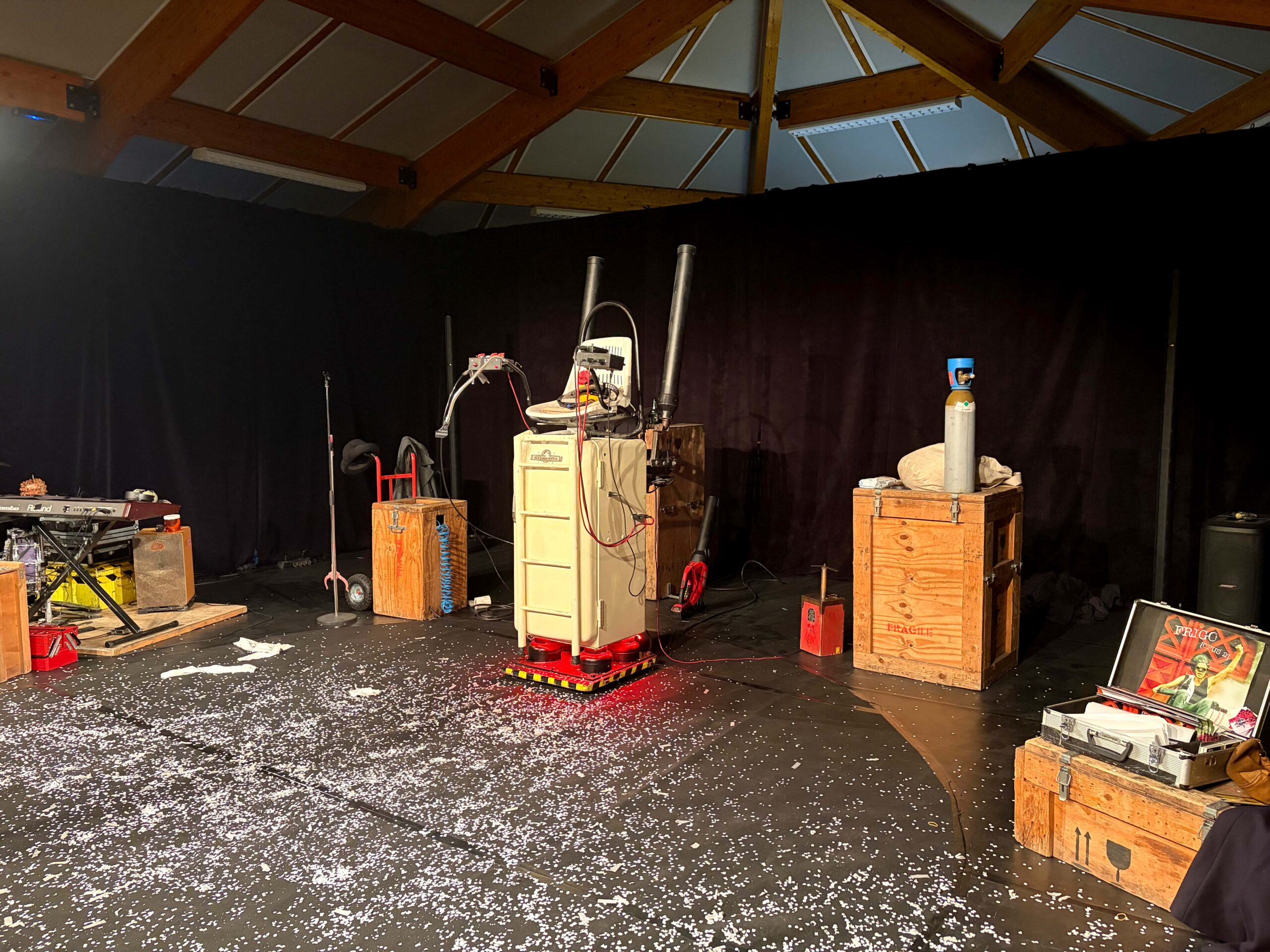 Photo du décor de "Frigo opus 2" à la fin du spectacle.