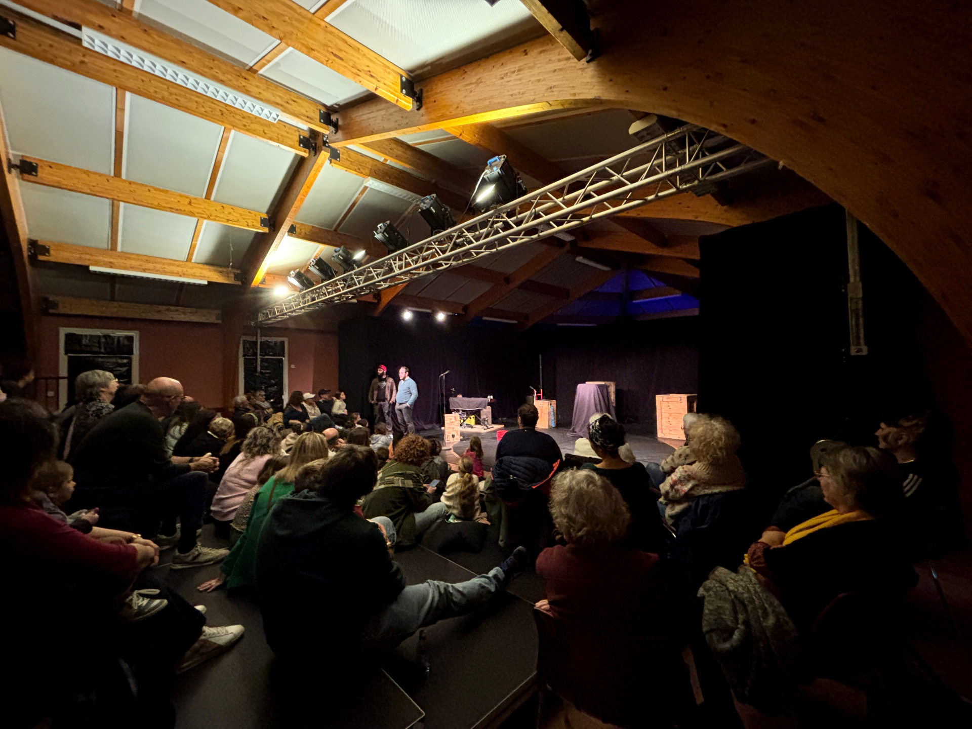 Photo du mot d'ouverture avant un spectacle en village.