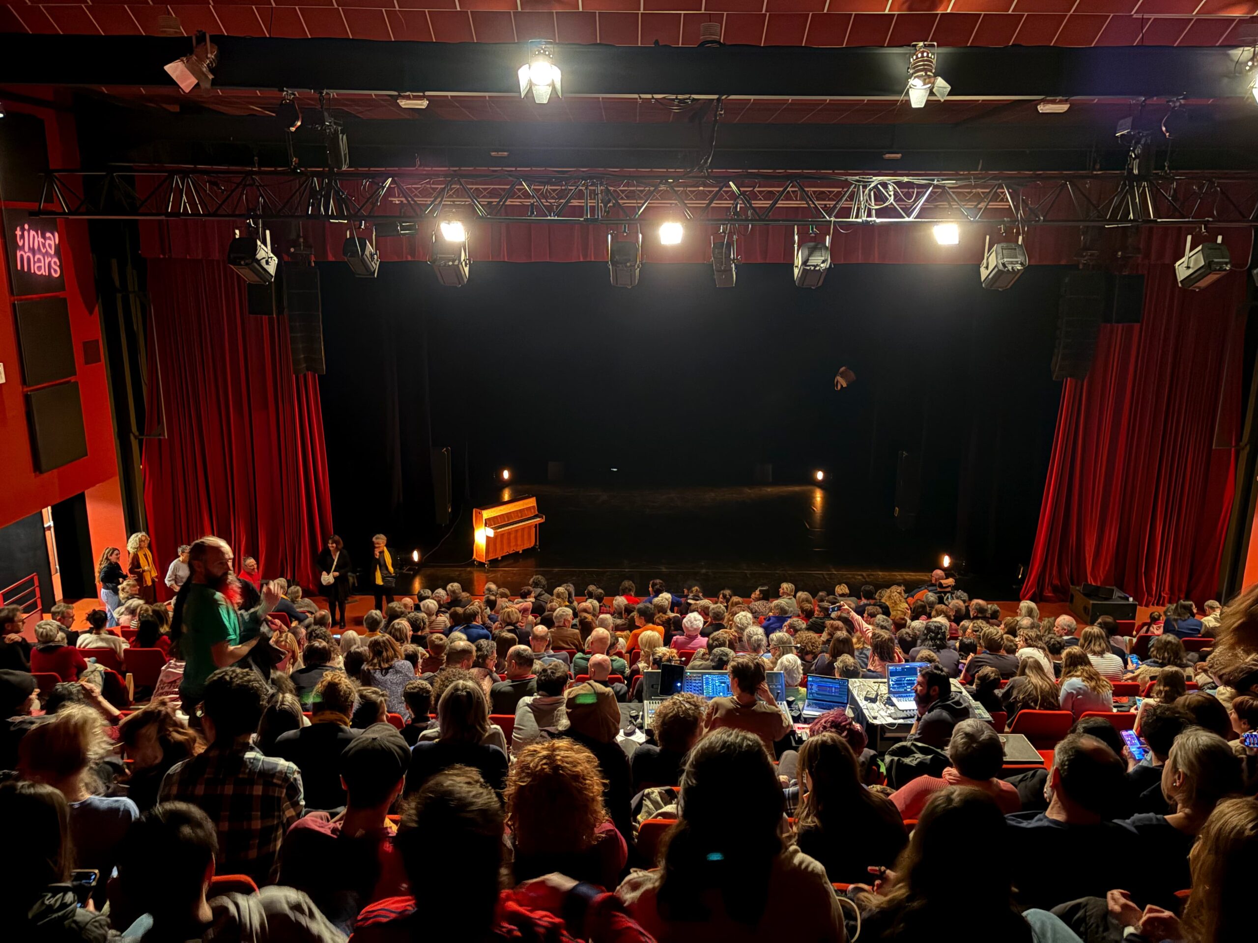 Photo de l'installation du public avant le début d'un spectacle.