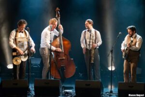 Photo des quatre musiciens sur scène.