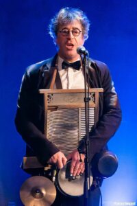 Un musicien est sur scène avec un instrument particulier.