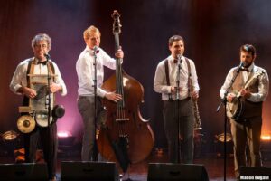 Les quatre musiciens sont sur scène.