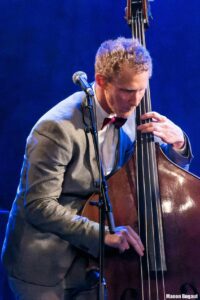 Le musicien joue de la contrebasse.