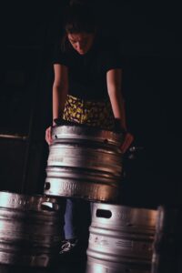 La comédienne porte un fût de boisson.