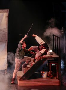 Deux pirates sont en plein combat d'épées.