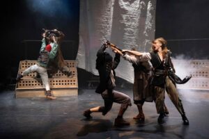 Cinq pirates s'affrontent à l'épée.