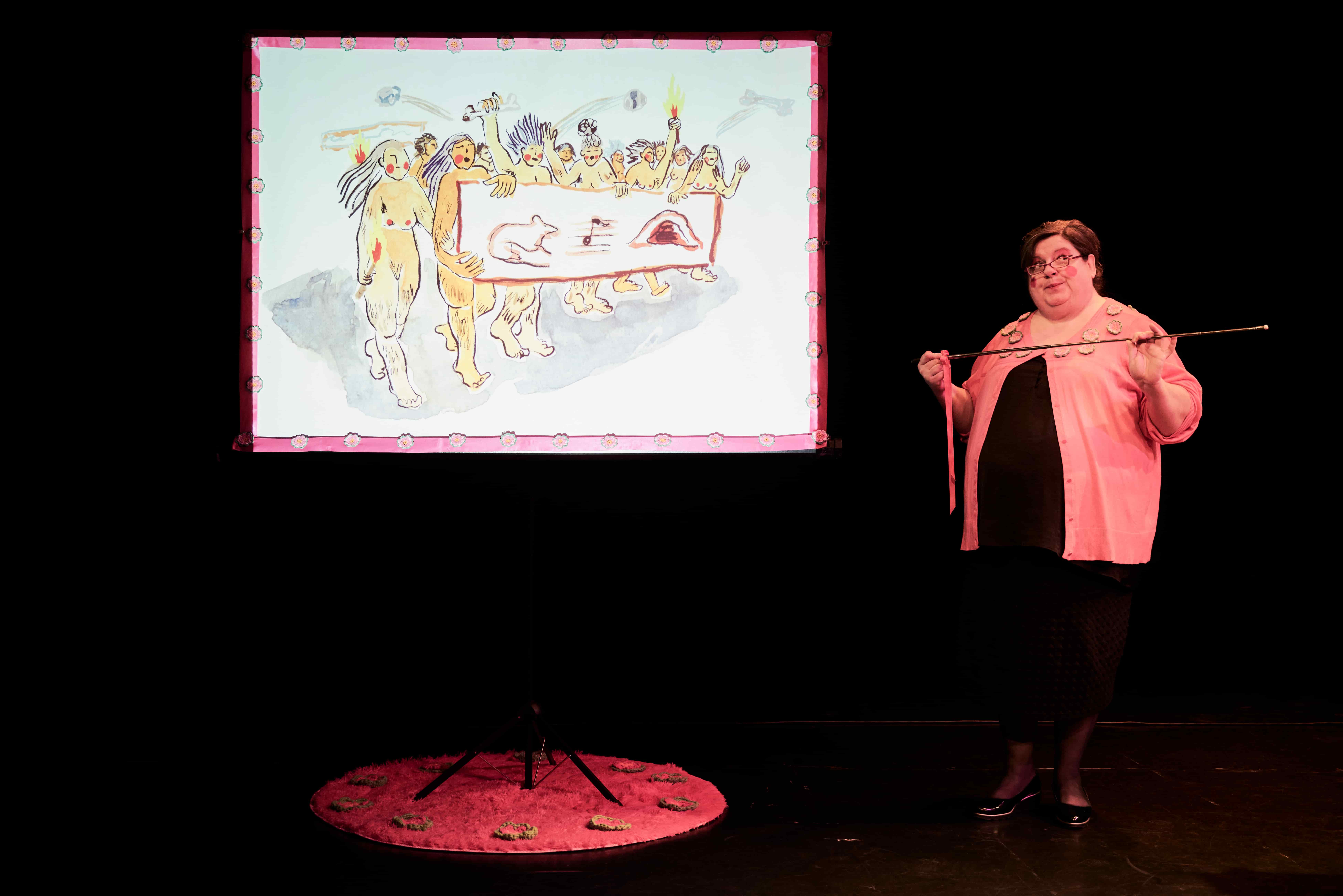 La comédienne monter un dessin sur un écran.